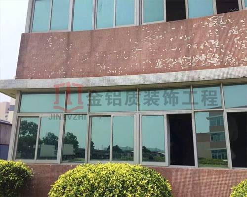 舊辦公樓特寫，在沒有鋁單板翻新前的照片真破舊